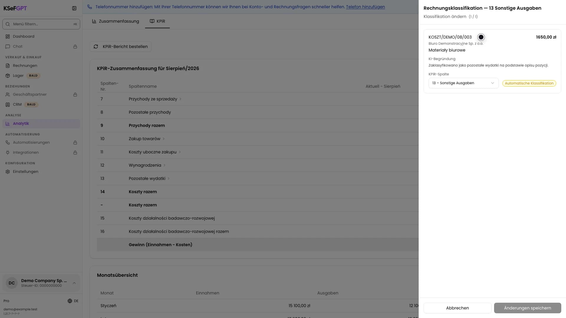 Panel Rechnungsklassifikation für Spalte 13 mit der Demo-Position Büromaterial und KI-Begründung