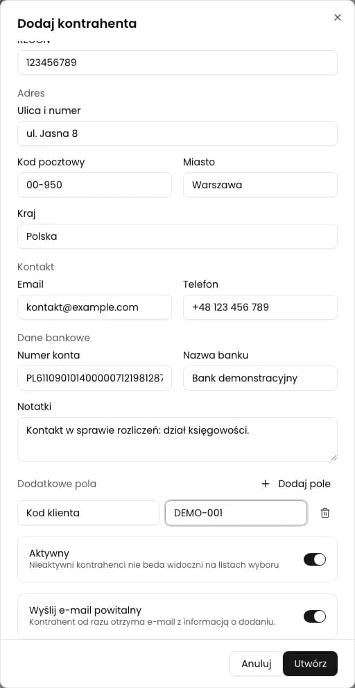 Dolna część karty kontrahenta z notatką, dodatkowym polem Kod klienta, statusem Aktywny i opcją e-maila powitalnego
