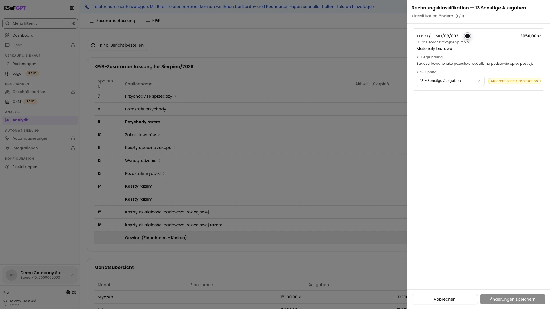 Panel Rechnungsklassifikation für Spalte 13 mit der Demo-Position Büromaterial und KI-Begründung